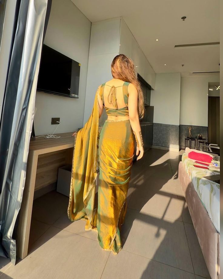 🌟 Golden Glow Premium Chiffon Saree 🌟